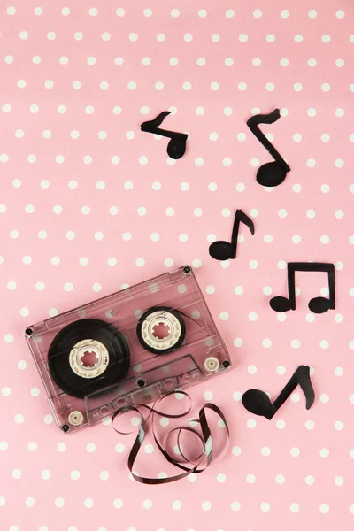 Oude cassette op roze achtergrond — Stockfoto