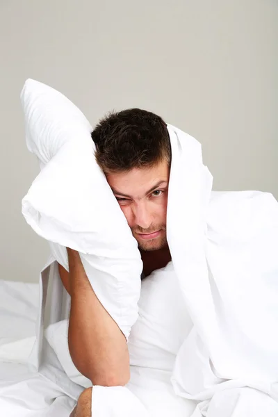 Handsome young man cant sleep in bed — Stock Photo, Image