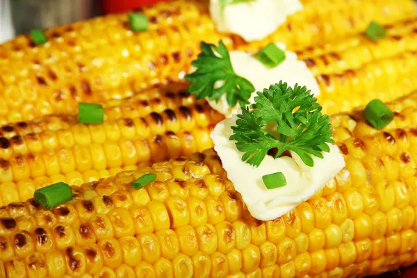 Delicioso maíz dorado a la parrilla con mantequilla en primer plano — Foto de Stock