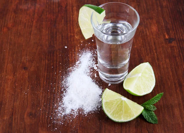 Tequila ve skle na dřevěný stůl detail — Stock fotografie