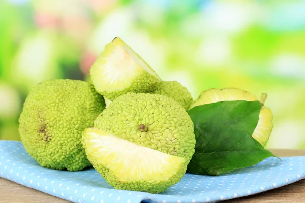 Osage Frutos de naranja (Maclura pomifera) en cesta, sobre mesa de madera, sobre fondo natural —  Fotos de Stock