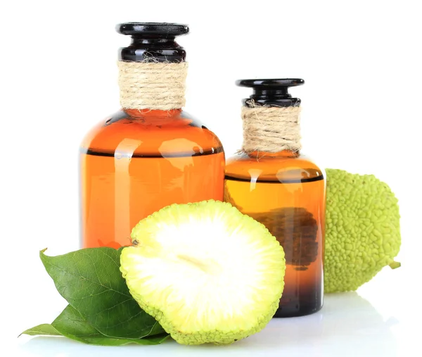 Osage orange frukter (maclura pomifera) och medicin flaskor, isolerad på vit — Stockfoto