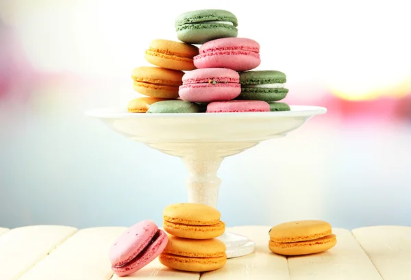 Macaroons suaves em vaso na mesa no fundo claro — Fotografia de Stock