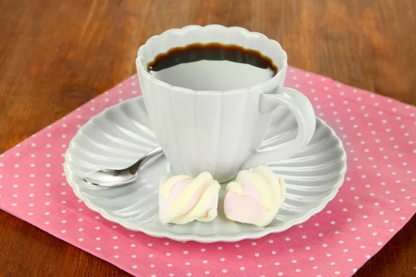 Xícara de café na mesa de madeira close-up — Fotografia de Stock