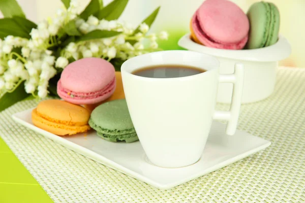 Coffee and macaroons on table close-up — Stock Photo, Image