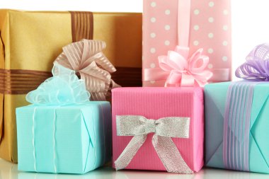 güzel parlak hediyeler, üzerinde beyaz izole