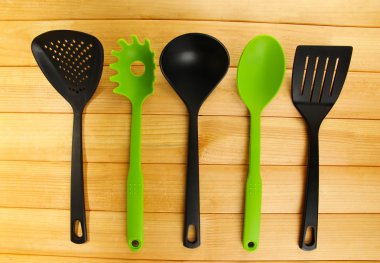 ahşap zemin üzerinde plastik mutfak eşyaları