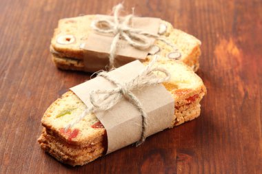 ahşap zemin üzerinde şekerlenmiş meyve ile bisküvi