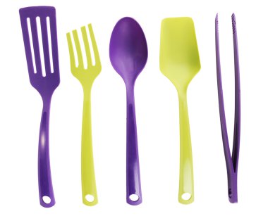 Plastik mutfak eşyaları üzerinde beyaz izole