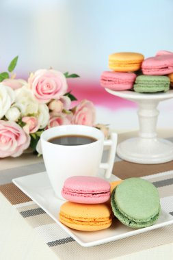 kahve ve açık renkli tablo üzerinde macaroons