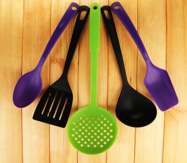 ahşap zemin üzerinde plastik mutfak eşyaları