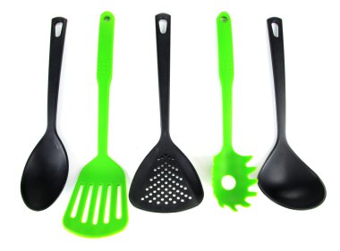 Plastik mutfak eşyaları üzerinde beyaz izole