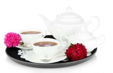 tepsi üzerinde beyaz izole çay bardağı