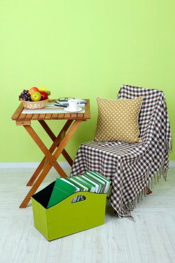 dergi ve klasörleri odasındaki masada yeşil kutunun içinde