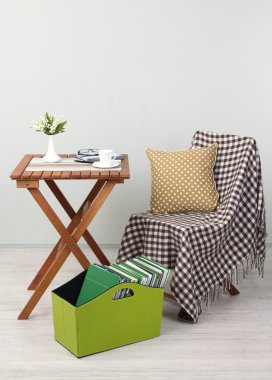 dergi ve klasörleri odasındaki masada yeşil kutunun içinde