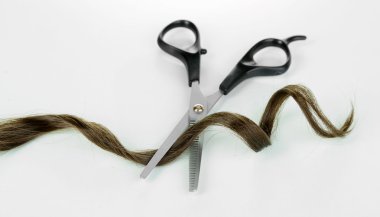 parlak kahverengi curl ile üzerine beyaz izole makas