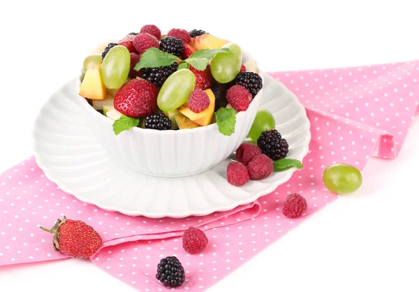 Salada de frutas em tigela, isolada em branco — Fotografia de Stock