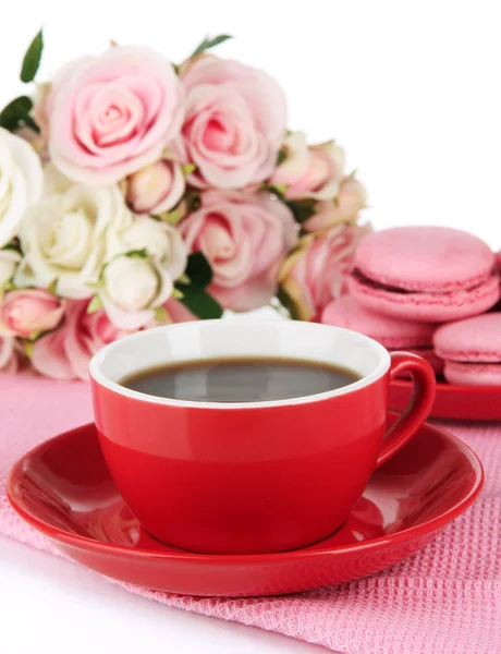 Café y macarrones aislados en blanco — Foto de Stock