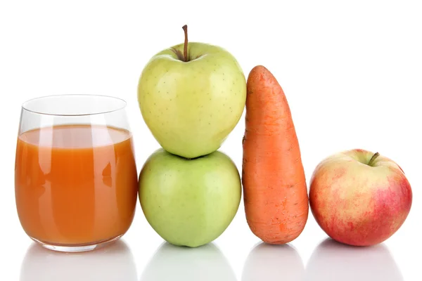 Słodkie jabłka, sok i marchew na białym tle — Zdjęcie stockowe