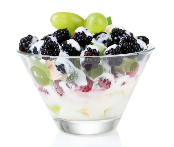 Fruitsalade in glazen kom, geïsoleerd op wit — Stockfoto
