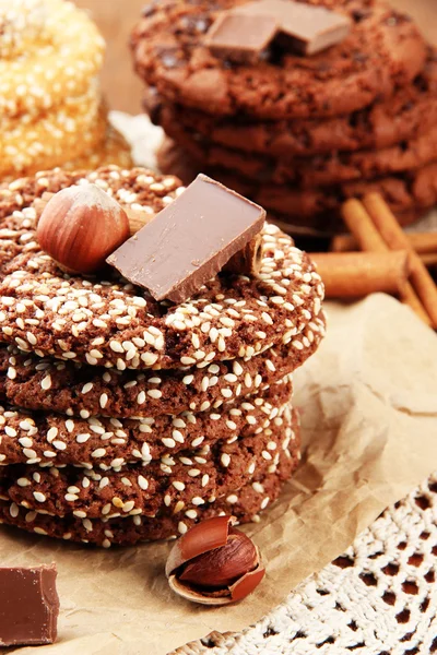 Hembakade kakor med sesamfrön, choklad, på Servett, på trä bakgrund — Stockfoto