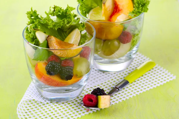 Salada de frutas em copos, no fundo de madeira — Fotografia de Stock