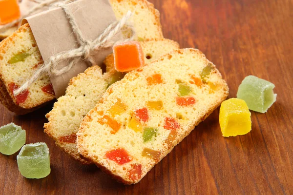 Biscotti con frutas confitadas, sobre fondo de madera — Foto de Stock