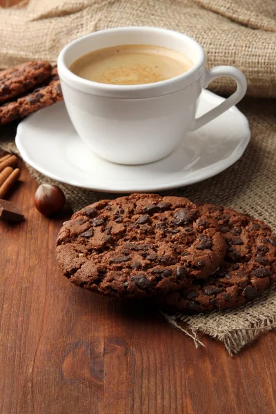 Copa de sabroso café con galletas sabrosas, sobre fondo de madera —  Fotos de Stock