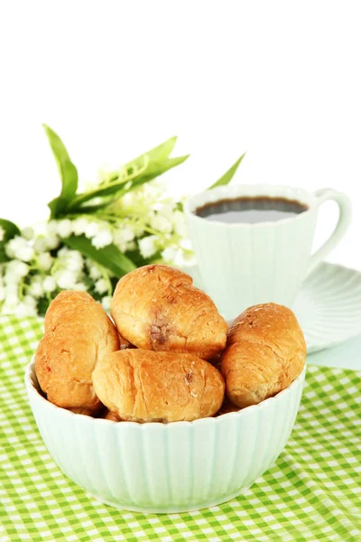 美味的羊角面包和杯咖啡桌在白色背景上 — 图库照片