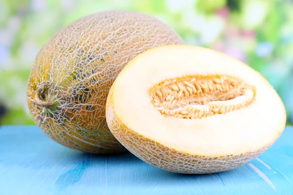 Meloner mogna på träbord på naturliga bakgrund — Stockfoto