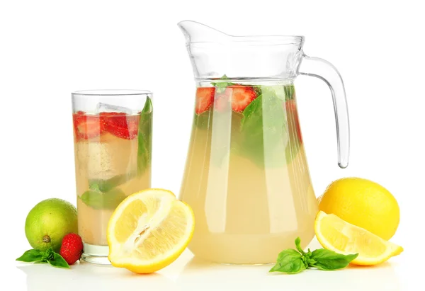 Basilikum-Limonade mit Erdbeere, isoliert auf weiß — Stockfoto