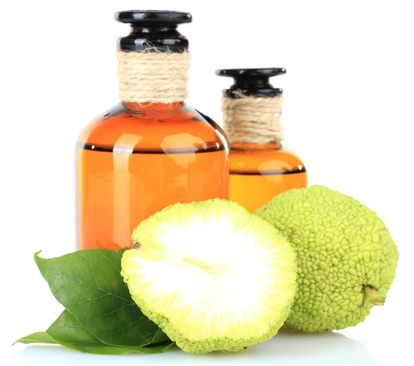 Frutos de laranja Osage (Maclura pomifera) e frascos de medicamentos, isolados em branco — Fotografia de Stock