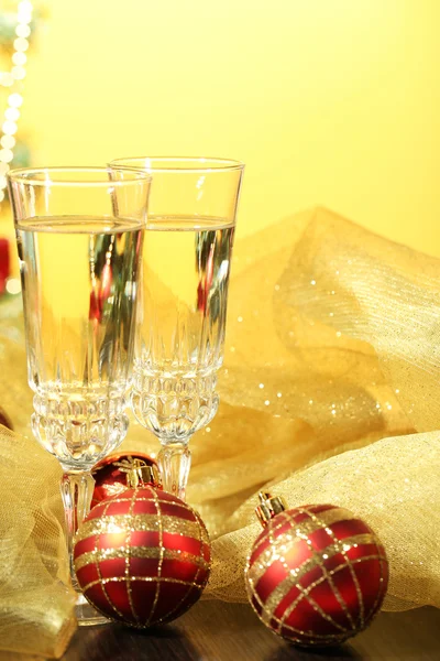 Sammansättning med två champagneglas, på ljus bakgrund — Stockfoto