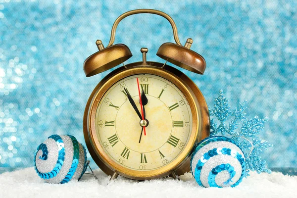 Composición de decoraciones de reloj y navidad sobre fondo brillante — Foto de Stock