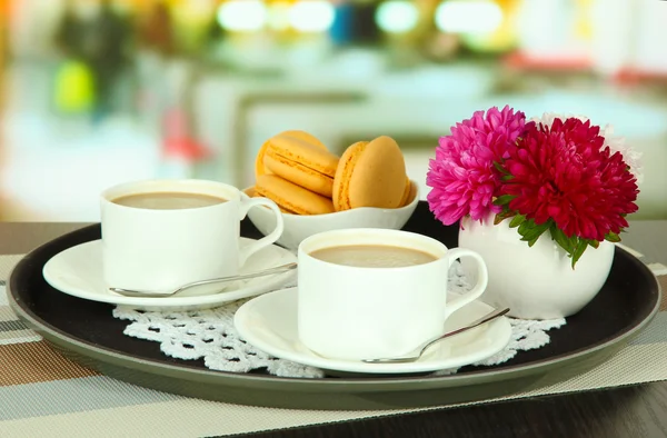 Tassen Kaffee auf Tablett auf Tisch im Café — Stockfoto