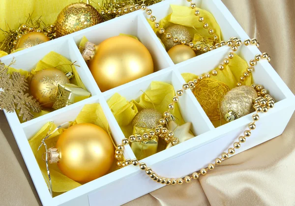 Juguetes de Navidad en caja de madera sobre fondo brillante —  Fotos de Stock