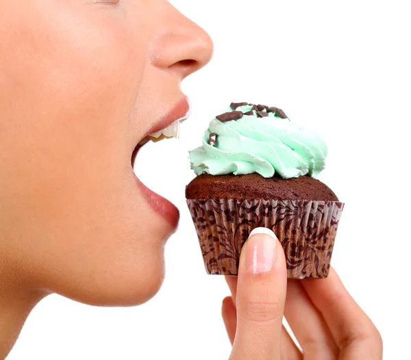 Primer plano de la mujer comiendo cupcake de chocolate —  Fotos de Stock