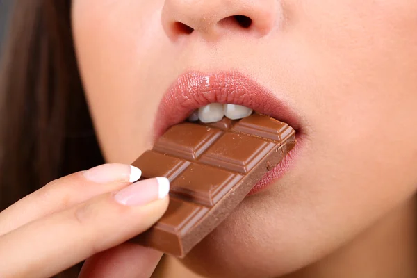 Крупним планом жінка їсть шоколад — стокове фото