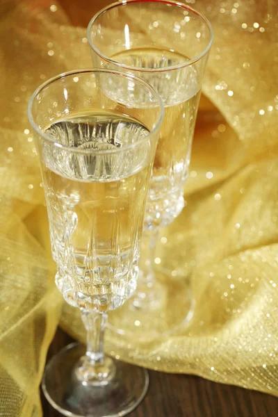 Composición con dos copas de champán, sobre fondo brillante — Foto de Stock