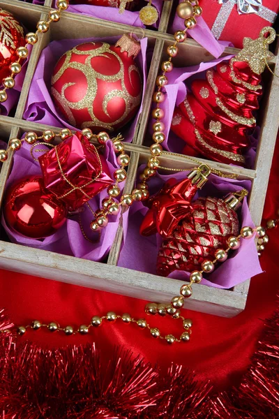 밝은 배경에 나무 상자에서 크리스마스 장난감 — 스톡 사진