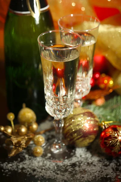 Σύνθεση με στολίδια Χριστουγεννιάτικα και δύο ποτήρια σαμπάνιας, σε φωτεινό φόντο — Φωτογραφία Αρχείου