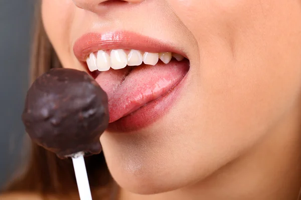 Closeup της γυναίκας που τρώει σοκολάτα καραμέλα — Φωτογραφία Αρχείου