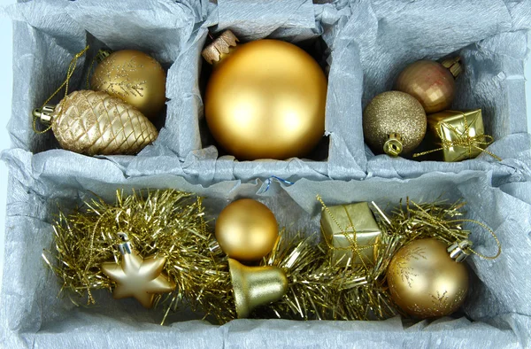 Brinquedos de Natal em caixa de madeira close-up — Fotografia de Stock