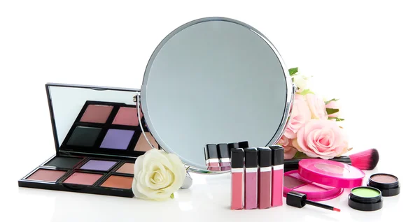 Groep decoratieve cosmetica voor make-up en spiegel, geïsoleerd op wit — Stockfoto