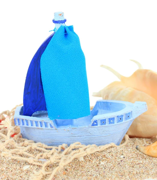 Blauwe speelgoed schip op zand geïsoleerd op wit — Stockfoto