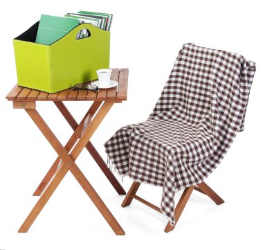 dergi ve klasörler üzerinde beyaz izole tablo yeşil kutuda