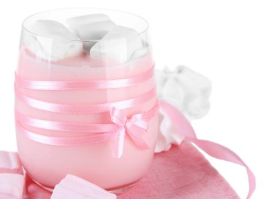 Marshmallow, üzerinde beyaz izole lezzetli yoğurt