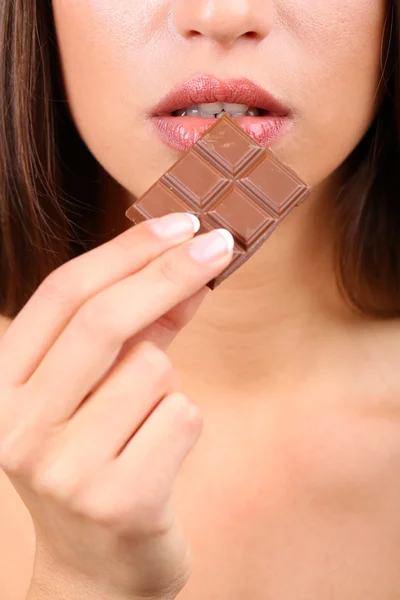 Close-up de mulher comendo chocolate — Fotografia de Stock