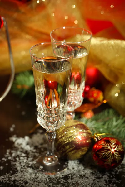 Composición con decoraciones navideñas y dos copas de champán, sobre fondo brillante —  Fotos de Stock