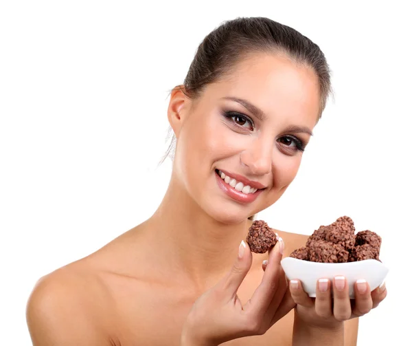 Retrato de una hermosa joven con caramelos de chocolate aislados en blanco —  Fotos de Stock